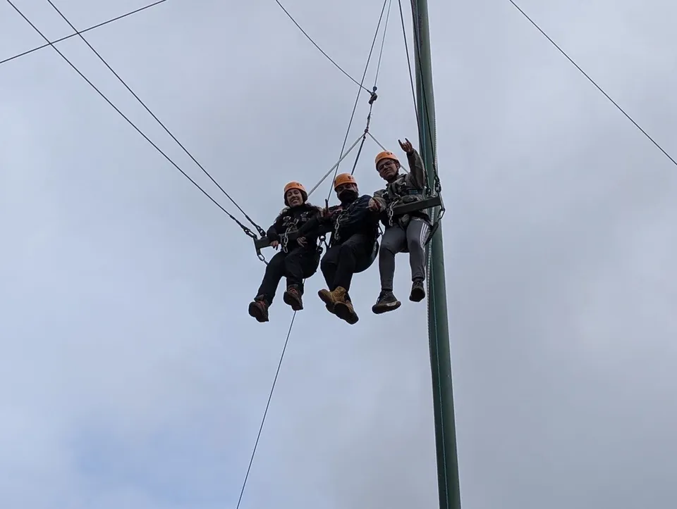 Tres participantes con casco en el columpio gigante de Blackwell Adventure