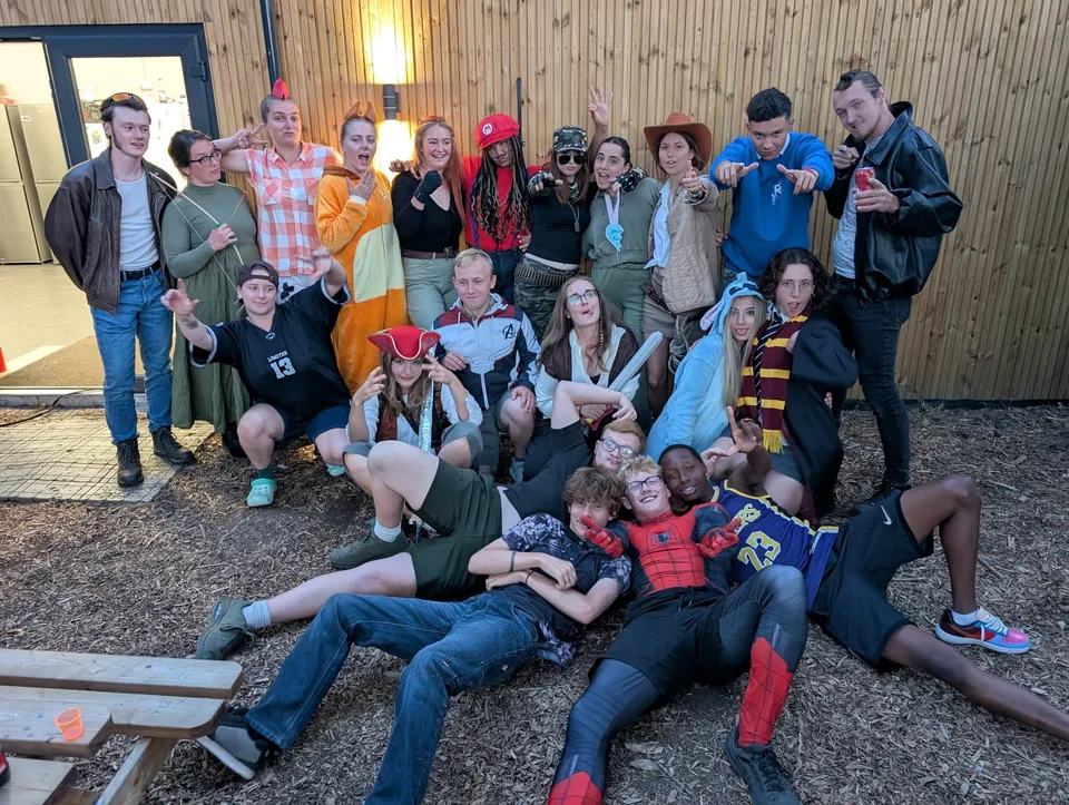 Equipo de participantes de Blackwell Adventure disfrazados en una fiesta del staff