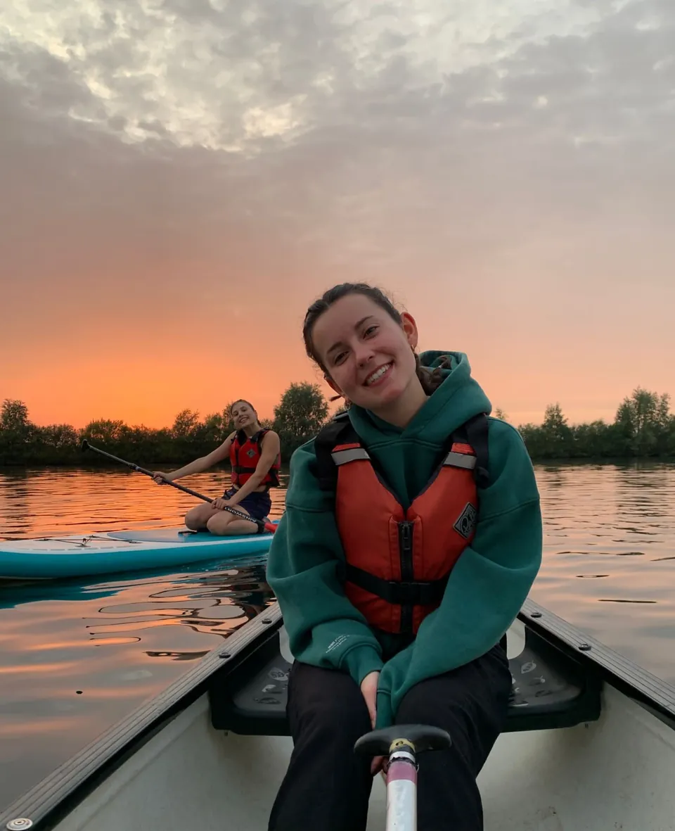 Participante en una canoa al atardecer en un campamento del Reino Unido