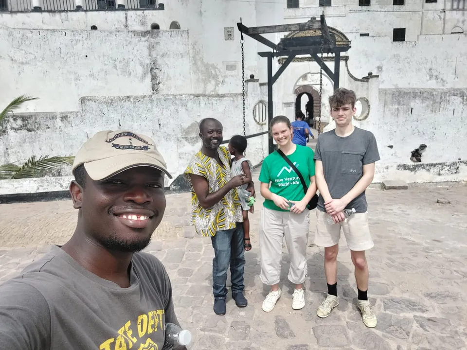Participantes sonriendo en una calle de Ghana